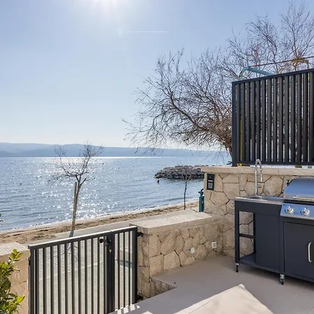 וילה Beachfront Lara With Pool Duće