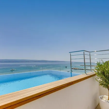 Beachfront Lara With Pool *